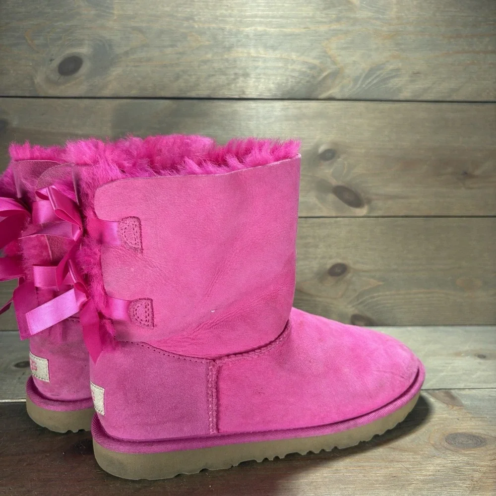 ugg bailey bow II kids youth size 6 shoes pink suede fur lined snow boots